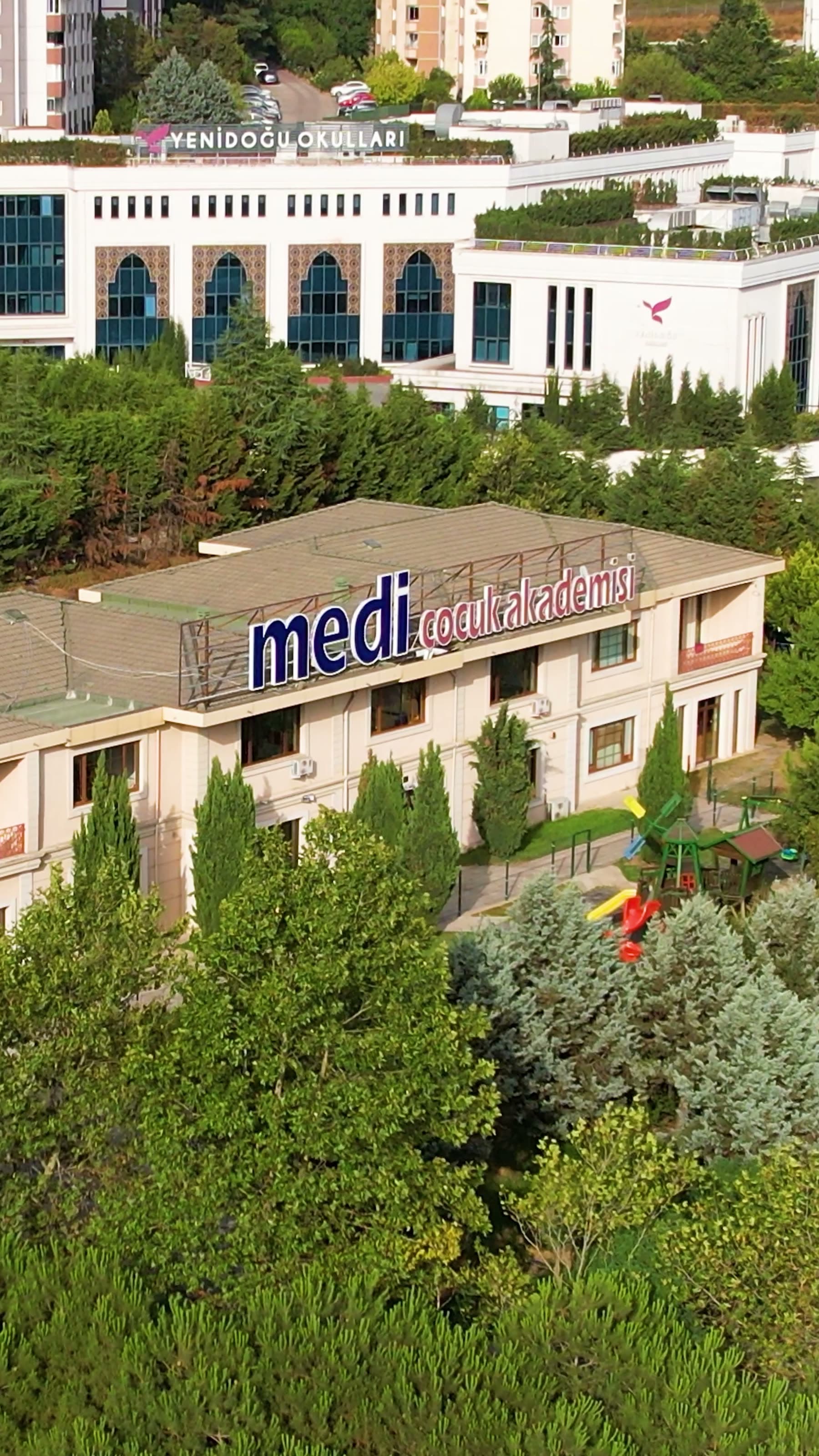 Bahcede su oyunlari — Medi Anaokulu, Başakşehir
